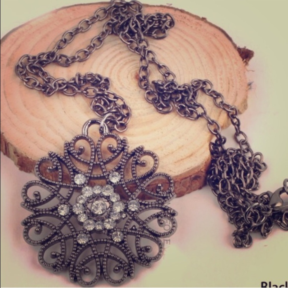 Flash sale❗️❗️beautiful flower necklace!